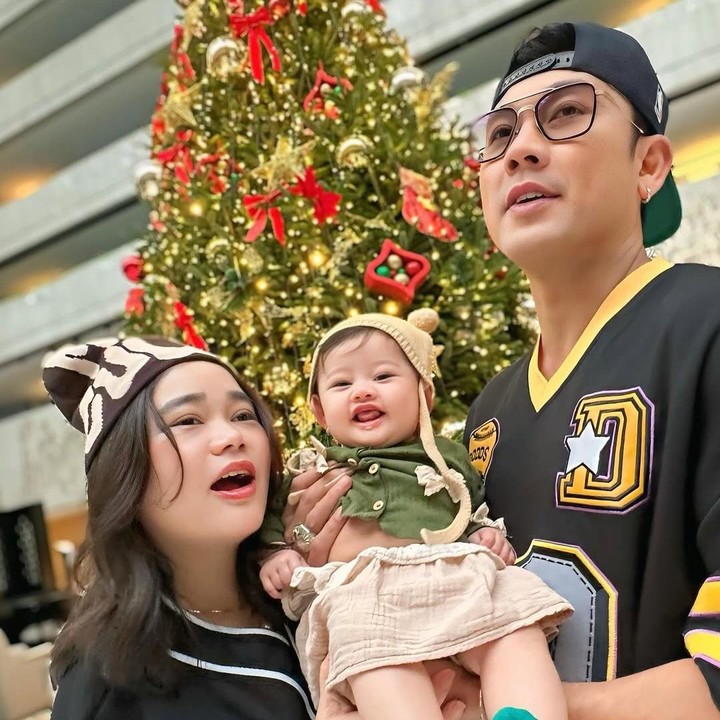 <p>Pasangan Denny Sumargo dan Olivia Allan dikaruniai anak pertama bernama Gabriella Allan Soemargo pada 27 Juli 2024. Pada perayaan Natal tahun ini, keduanya resmi menyandang status sebagai orang tua dan membagikan momen bahagia tersebut di media sosial. "Selamat Natal semuanya, damai menyertai kita semua," tulis Denny Sumargo dala foto keluarga yang diunggahnya di Hari Natal. (Foto: Intagram @sumargodenny)</p>