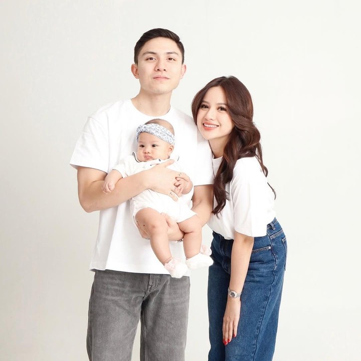<p>Anggi Marito dan sang suami Kenji Ganessha dikaruniai anak pertama perempuan pada 7 Juli 2024. Kehadiran putri pertama yang bernama Gemma Felicya Lourdes Ganessha ini menjadi pelengkap kebahagiaan di Natal 2024. (Foto: Instagram @anggimarito)</p>