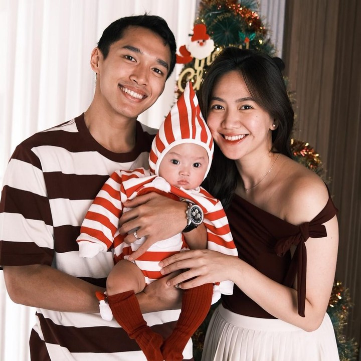 <p>Natal 2024 menjadi menjadi momen istimewa bagi pasangan Jonatan Christie dan Shania Junianatha atau Shanju. Keduanya merayakan Natal pertama bersama sang putra Leander Jayden Christie, yang lahir pada 24 Agustus 2024. "Tahun lalu Aku sm Shania ngerayain Natal cuma berdua aja, dan di hari Natal tahun ini menjadi sangat istimewa untuk kami berdua karena Tuhan telah mempercayakan seorang malaikat kecil dalam hidup kami. Hadirnya si kecil adalah anugerah terbesar yang melengkapi kebahagiaan kami," tulis Jonatan Christie mengungkapkan perasaan bahagia bisa merayakan Natal bersama keluarga kecilnya. (Foto: Instagram @jonatanchristieofficial)</p>