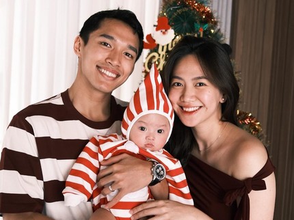 9 Potret Keluarga Seleb Rayakan Momen Natal Pertama Kali sebagai Bunda dan Ayah
