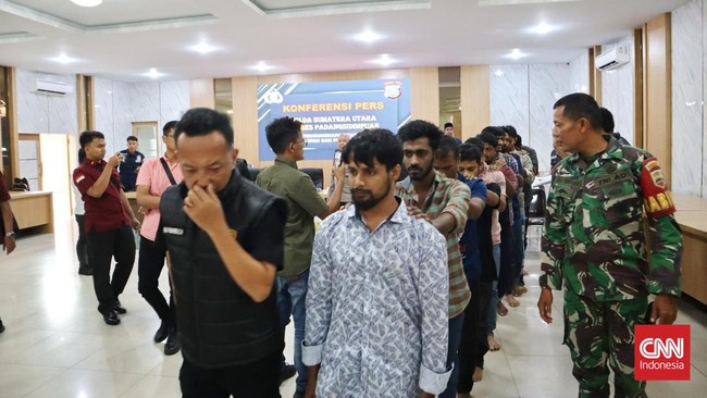 Sebanyak 11 orang warga negara Bangladesh ilegal disekap di sebuah rumah yang dijadikan tempat penampungan di Kota Padangsidimpuan, Sumut.
