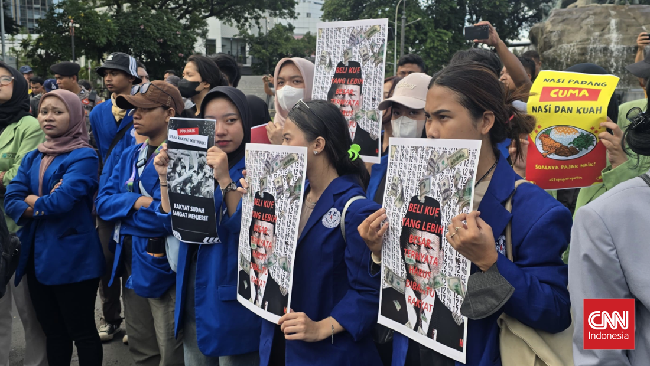 Puluhan massa aksi dari BEM SI Kerakyatan menggelar unjuk rasa menolak kenaikan PPN menjadi 12 persen di kawasan Patung Kuda, Jakarta Pusat, pada Kamis (26/12).