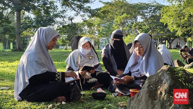 Ribuan orang mendatangi kuburan massal para korban tsunami Aceh tiap 26 Desember, berharap keluarga mereka yang tak pernah kembali benar beristirahat di sana.