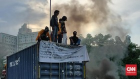 Tolak PPN 12 Persen, Mahasiswa di Makassar Sandera Truk dan Bakar Ban