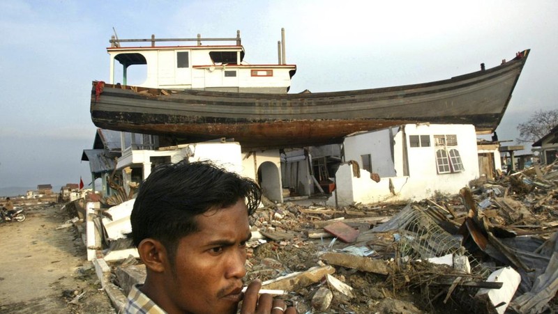 Rumah-rumah nan hancur terlihat dalam pemandangan udara kota Meulaboh di provinsi Aceh, Indonesia, nan diratakan oleh gelombang pasang, pada hari Sabtu, 1 Januari 2005. (AP Photo/Dudi Anung, File)