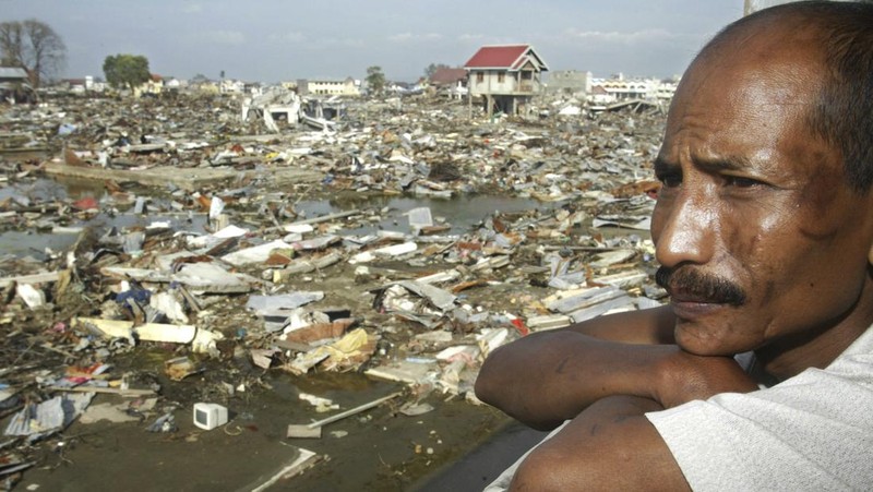 Rumah-rumah nan hancur terlihat dalam pemandangan udara kota Meulaboh di provinsi Aceh, Indonesia, nan diratakan oleh gelombang pasang, pada hari Sabtu, 1 Januari 2005. (AP Photo/Dudi Anung, File)