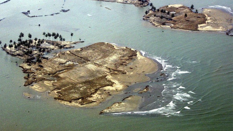 Rumah-rumah nan hancur terlihat dalam pemandangan udara kota Meulaboh di provinsi Aceh, Indonesia, nan diratakan oleh gelombang pasang, pada hari Sabtu, 1 Januari 2005. (AP Photo/Dudi Anung, File)