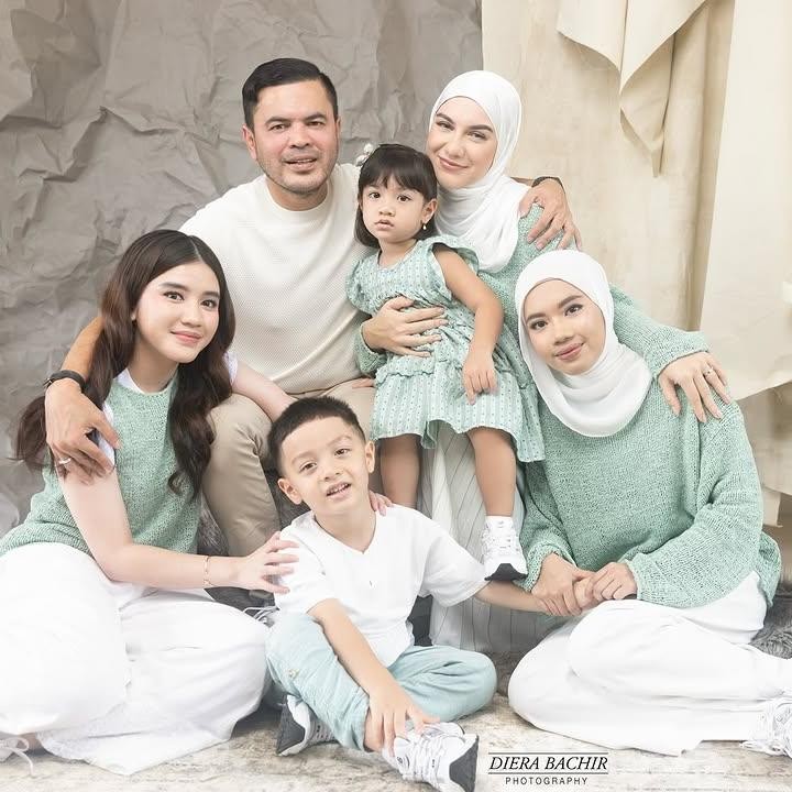 <p>Foto-foto terbaru yang dibagikan Irish Bella ini merupakan beberapa potongan momen spesial saat ia dan sang suami mengambil foto keluarga. Dalam salah satu foto yang diunggah, Irish Bella bersama suami dan anak-anak mereka kompak mengenakan pakaian bernuansa warna hijau muda dan putih. "<em>Masya Allah Tabarakallah</em>," tulis Irish Bella dalam unggahan foto ini. (Foto: Instagram @@dierabachir_photography via @_irishbella_)</p>