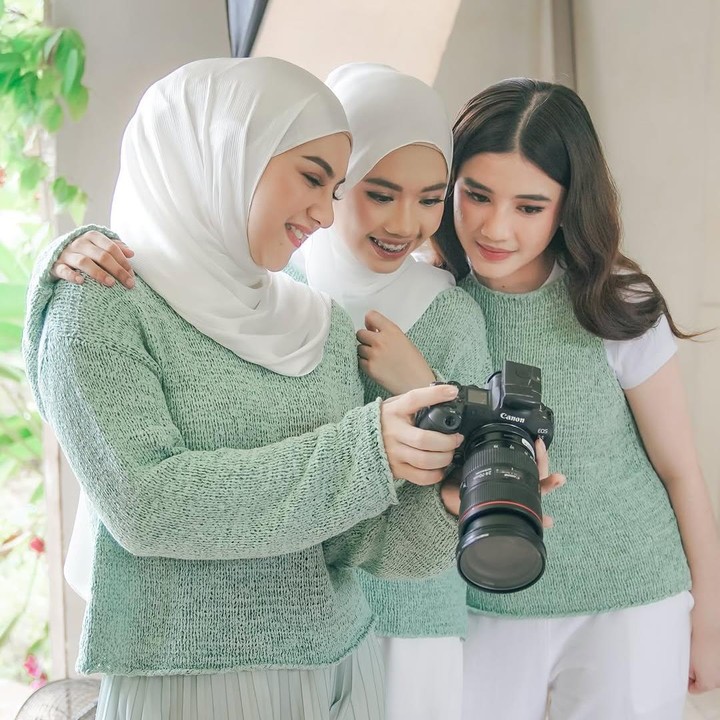 <p>Sebagai ibu sambung, Irish Bella ternyata sudah sangat dekat dengan dua putri sambungnya. Banyak netizen justru merasa Irish Bella lebih mirip seperti kakak dan adik dengan anak-anak sambungnya. "Keren ih KK iris ibu sambung rasa kakak adek," tulis akun Li***. "Irish sama anak sambung nya serasa sama bestie ya," kata @ok***. (Foto: Instagram @_irishbella_)</p>