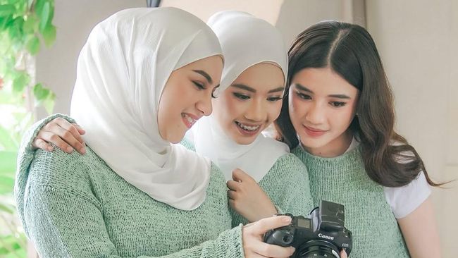 Terpopuler: Artis Mualaf Perdana Umrah Vs Perlakuan Anak Haldy Sabri ke Anak Irish Bella