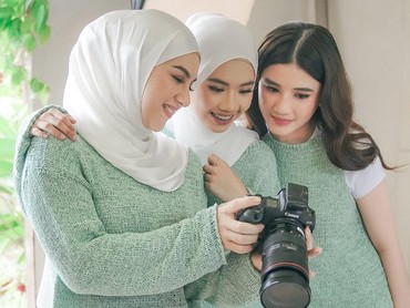 img-title Terpopuler: Artis Mualaf Perdana Umrah Vs Perlakuan Anak Haldy Sabri ke Anak Irish Bella