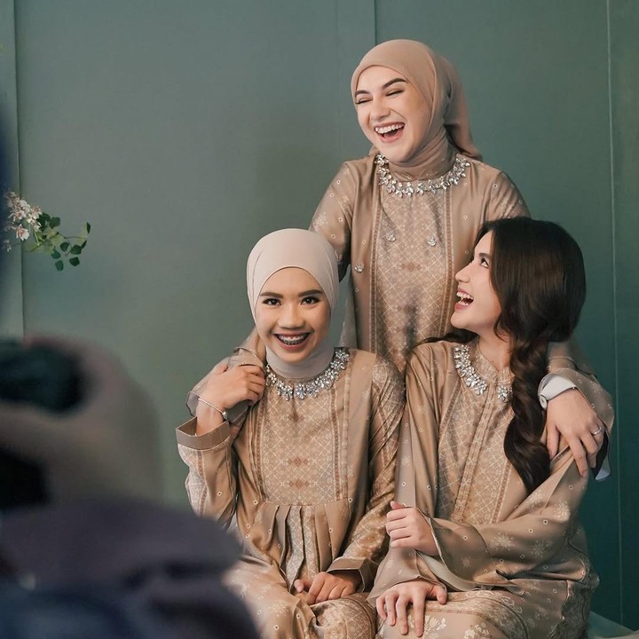 <p>Haldy Sabri membawa kedua anak perempuannya yang bernama Syifa dan Hasya. Keduanya sudah beranjak dewasa, Bunda. Baru-baru ini, Irish Bella membagikan momen kebersamaannya dengan Syifa dan Hasya. (Foto: Instagram @_irishbella_)</p>