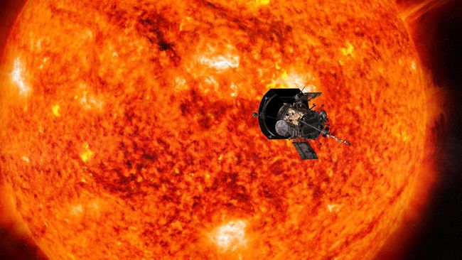 Konsep artistik tahun 2018 menunjukkan wahana antariksa Parker Solar Probe terbang ke atmosfer luar Matahari, yang disebut korona, dalam misi untuk membantu para ilmuwan mempelajari lebih lanjut tentang Matahari. (via REUTERS/NASA/Johns Hopkins APL/S