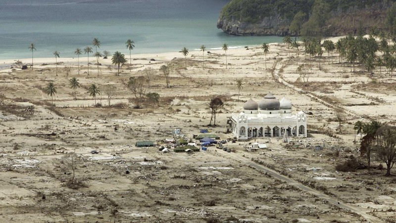 Rumah-rumah nan hancur terlihat dalam pemandangan udara kota Meulaboh di provinsi Aceh, Indonesia, nan diratakan oleh gelombang pasang, pada hari Sabtu, 1 Januari 2005. (AP Photo/Dudi Anung, File)