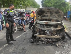 Nissan X-Trail Hangus Terbakar di Waru Sidoarjo, 2 Mobil Damkar Dikerahkan