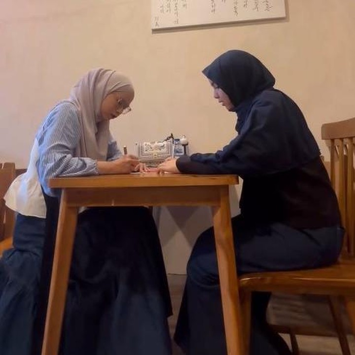 <p>Tempat kuliner lain yang mereka kunjungi adalah kafe Korea. Sambil menunggu makanan datang, Nesya dan Sienna mengisi waktu dengan menggambar. Kedekatan Nesya dan Sienna bukan kali ini saja dibagikan ke publik. Keduanya sering <em>quality time</em> bareng melakukan aktivitas seru, Bunda. Kompak banget ya! (Foto: Instagram @nesyanabila)</p>
