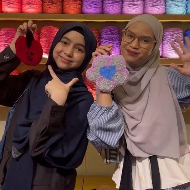 <p>Kelas selanjutnya yang diikuti Nesya dan Sienna adalah membuat <em>bag charm</em> atau gantungan kunci tas yang tengah populer belakangan ini. Nesya dan Sienna membuat desain <em>bag charm</em> mereka sendiri lho. Ibu dan anak ini terlihat sangat puas dengan <em>bag charm</em> buatan mereka. (Foto: Instagram @nesyanabila)</p>