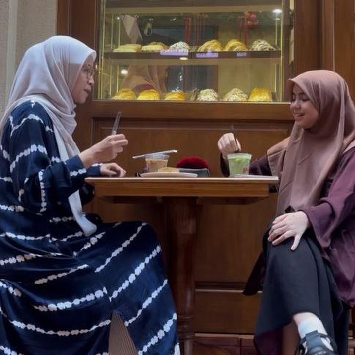 <p>Di sela-sela kelas, Nesya dan Sienna menghabiskan waktu untuk kulineran. Keduanya tampak menikmati momen saat duduk di kafe untuk ngobrol sambil menyantap camilan kesukaan. (Foto: Instagram @nesyanabila)</p>