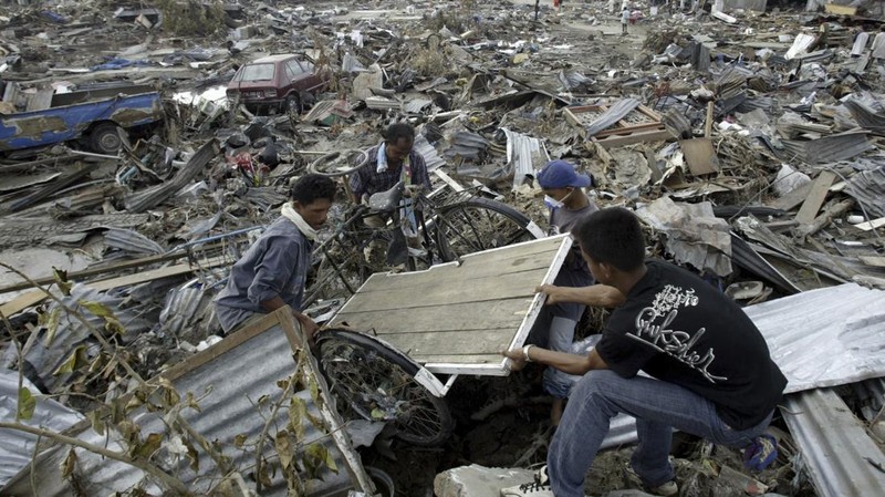 Rumah-rumah nan hancur terlihat dalam pemandangan udara kota Meulaboh di provinsi Aceh, Indonesia, nan diratakan oleh gelombang pasang, pada hari Sabtu, 1 Januari 2005. (AP Photo/Dudi Anung, File)