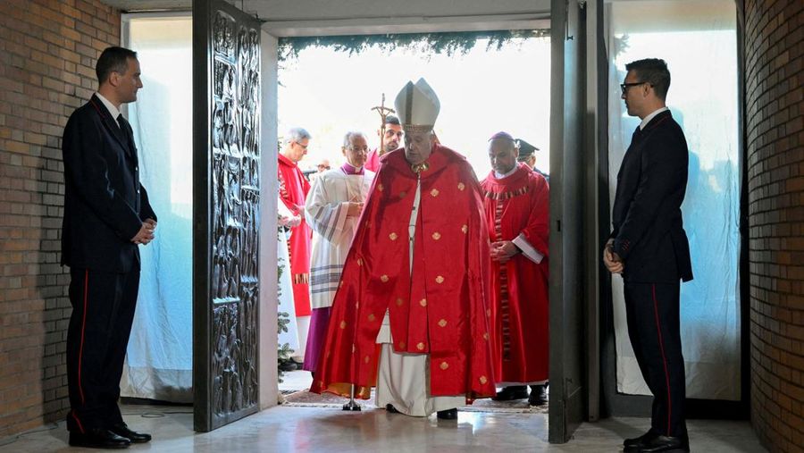 Paus Fransiskus membuka Pintu Suci, satu dari hanya lima yang akan dibuka selama Tahun Suci Katolik 2025, di penjara Rebibbia, di Roma, Italia, 26 Desember 2024. (via REUTERS/Simone Risoluti) Paus Fransiskus membuka Pintu Suci, satu dari hanya lima yang akan dibuka selama Tahun Suci Katolik 2025, di penjara Rebibbia, di Roma, Italia, 26 Desember 2024. (via REUTERS/Simone Risoluti)
