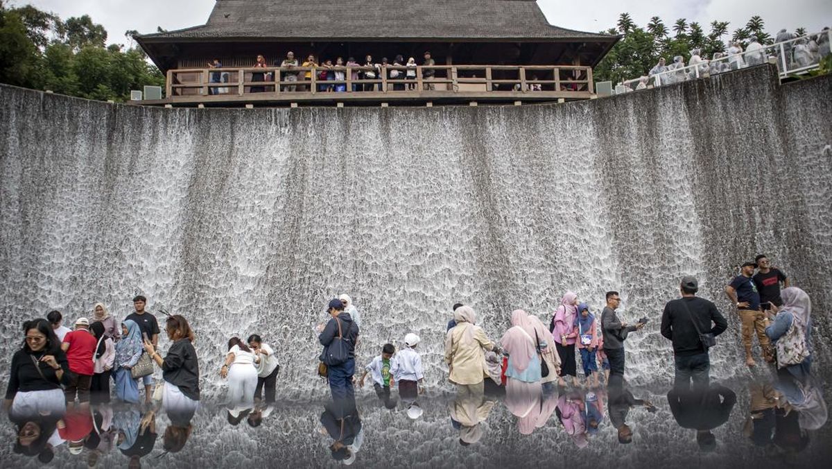 FOTO: Ramai Tempat Wisata di Sejumlah Daerah Saat Libur Nataru