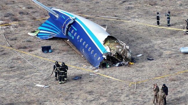 Korban selamat insiden kecelakaan pesawat Azerbaijan Airlines mengungkapkan bagaimana kondisi sebelum pesawat tersebut jatuh di Kazakhstan.