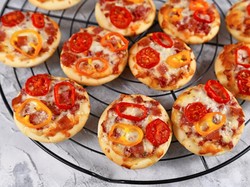 Resep Pizza Mini Topping Daging Asap Untuk Camilan Liburan