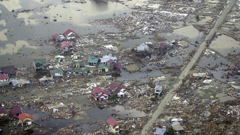 Rumah-rumah nan hancur terlihat dalam pemandangan udara kota Meulaboh di provinsi Aceh, Indonesia, nan diratakan oleh gelombang pasang, pada hari Sabtu, 1 Januari 2005. (AP Photo/Dudi Anung, File)