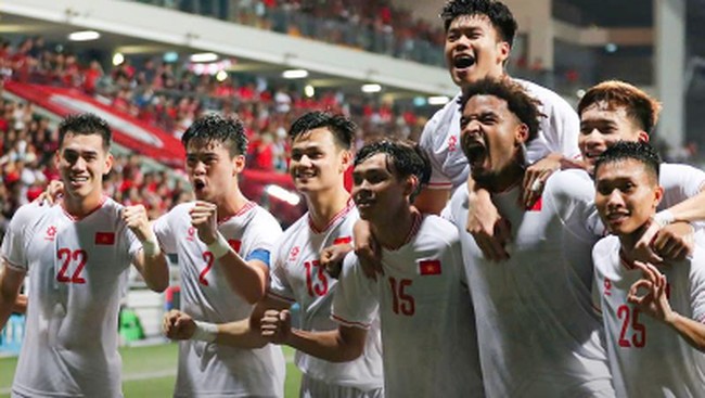 Penyerang naturalisasi Vietnam Nguyen Xuan Son alias Rafaelson mengamuk usai gol dianulir wasit asal Korea Kim Woo Sung saat menghadapi Singapura di Piala AFF.