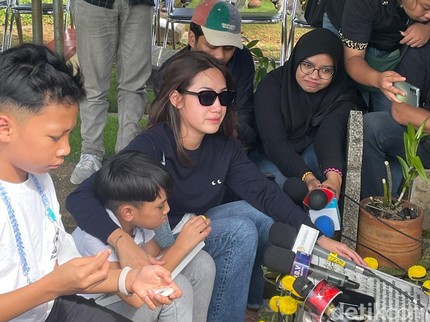 Tangis Tamara Tyasmara Rayakan Ulang Tahun Mendiang Dante di Makam