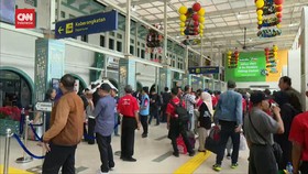 VIDEO: Cuti Bersama Natal, Stasiun Pasar Senen Masih Padat