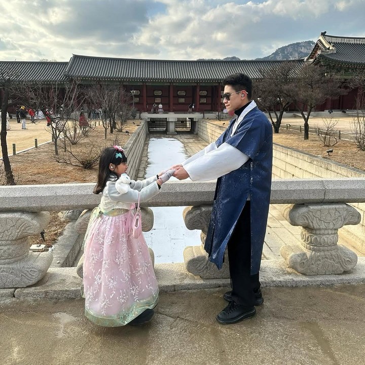 <p>Saat di Korea, Athalla secara khusus mengunggah foto saat menemani Vania yang baru saja merayakan ulang tahun ke-8. Keduanya terlihat sangat dekat dan kompak mengenakan pakaian tradisional Korea Selatan, Hanbok. (Foto: Instagram @athallanaufal7)</p>