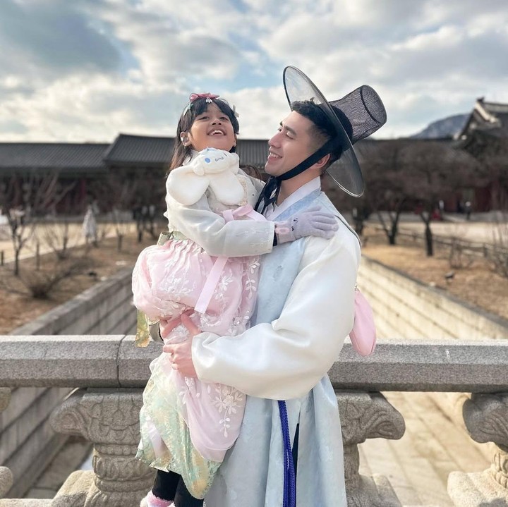 <p>Tak hanya Athalla, Verrell juga membagikan momen spesial bersama Vania. Pria yang kini duduk di kursi pemerintahan itu tampak menggendong Vania sambil mengenakan Hanbok. Keduanya terlihat begitu bahagia bisa menghabiskan waktu bersama. (Foto: Instagram @bramastavrl)</p>
