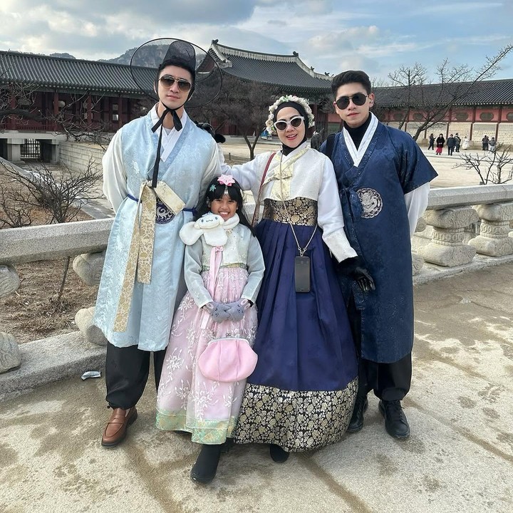 <p>Jelang pergantian tahun, Venna Melinda bersama tiga anaknya memutuskan untuk berlibur ke Korea Selatan. Baru-baru ini, kedua anak laki-lakinya, Verrell Bramasta dan Athalla Naufal membagikan momen saat menjaga adik perempuannya, Vania Athabina. (Foto: Instagram @athallanaufal7)</p>