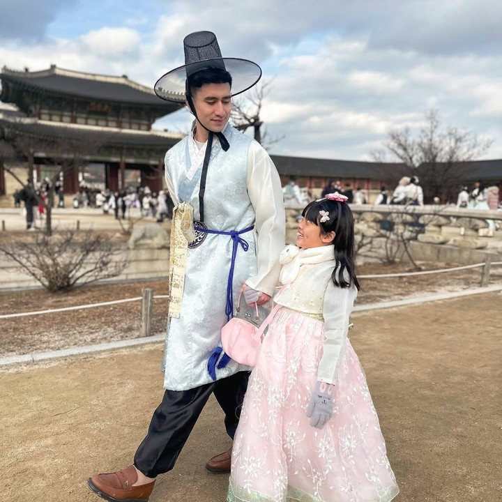 <p>Verrell memang diketahui sangat dekat dengan adik perempuannya ini sejak Vania diangkat menjadi anak oleh sang Bunda. Pria 28 tahun ini juga sering <em>quality time</em> bersama sang adik di tengah kesibukannya. (Foto: Instagram @bramastavrl)</p>