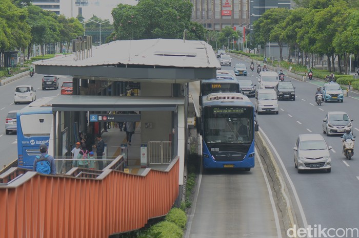 Calon penumpang menunggu kedatangan aramda bus TransJakarta koridor I (Blok M-Kota Tua), di Jl Sudirman, Jakarta, Kamis (26/12/2024).