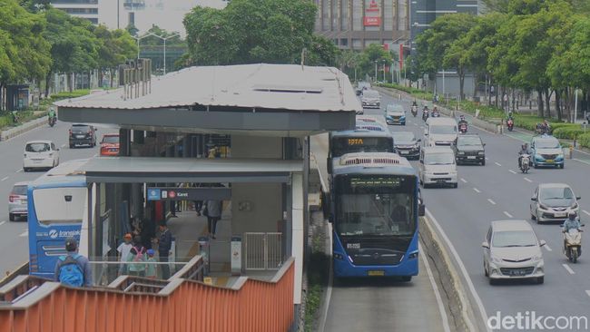 Viral Momen Penumpang Bus Transjakarta Berhamburan Panik karena Berhenti di Jalur KA