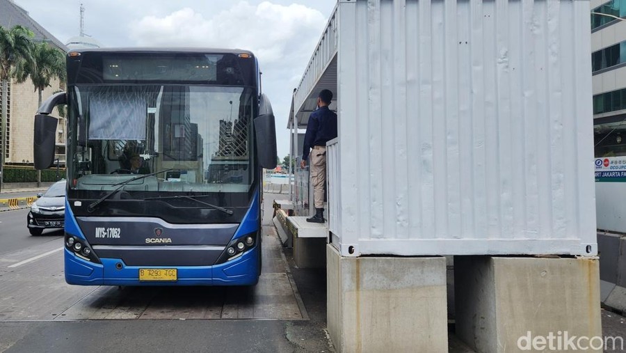 Wacana Penghapusan TransJ Koridor I Blok M-Kota Calon penumpang menunggu kedatangan aramda bus TransJakarta koridor I (Blok M-Kota Tua), di Jl Sudirman, Jakarta, Kamis (26/12/2024).