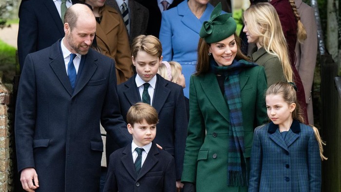 SANDRINGHAM, NORFOLK - DECEMBER 25: Prince William, Prince of Wales, Prince Louis of Wales, Prince George of Wales, Catherine, Princess of Wales and Princess Charlotte of Wales attend the Christmas Morning Service at Sandringham Church on December 25, 2024 in Sandringham, Norfolk. (Photo by Samir Hussein/WireImage)
