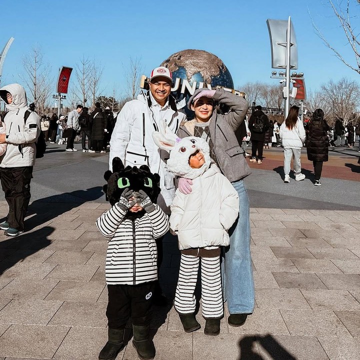 <p>Kedua anak Chelsea Olivia, Nastusha dan Dante, menghabiskan sisa tahun 2024 dengan liburan ke Beijing, China. Dikutip dari lamana Instagram Chelsea, mereka tampak bersenang-senang di Universal Studio. "Liburan pertama hanya kami berempat.. Memori inti terbuka," tulis Chelsea dengan Bahasa Inggris. (Foto: Instagram: @chelseaoliviaa)</p>