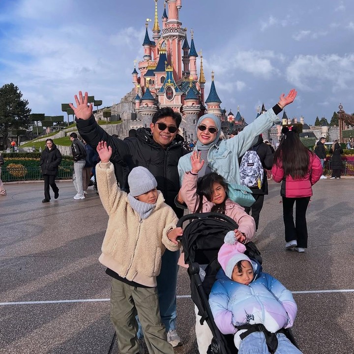 <p>Ketiga anak Nina Zatulini, Kenzie Naratama Chandra, Khanza Inara Chandra, dan Kaluna Ganara Chandra, turut menghabiskan akhir tahunnya untuk berlibur dengan keluarga. Nina mengajak anak-anaknya pergi liburan ke Disneyland Paris. (Foto: Instagram: @ninazatulini22)</p>