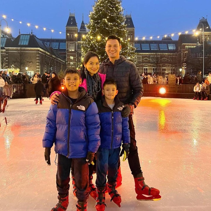 <p>Titi Kamal dan Christian Sugiono, mengajak kedua putranya, Arjuna dan Kai untuk berlibur ke Amsterdam, Belanda. Di sini, mereka turut mencoba <em>ice skating,</em> Bunda. "Liburan musim dingin," kata Titi seraya mengunggah keseruannya berlibur bersama keluarga. (Foto: instagram: @titi_kamall)</p>