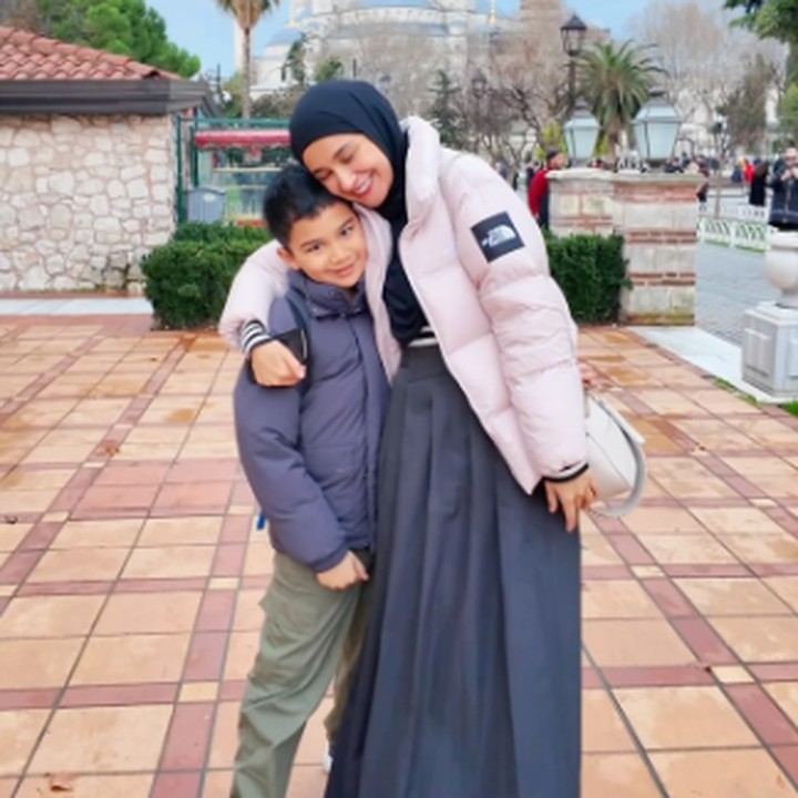 <p>Shireen Sungkar dan Teuku Wisnu mengajak anak-anaknya, Adam dan Hawwa menghabiskan libur akhir tahun di Turki nih, Bunda. "<em>MasyaAllah tabarakallah</em> Adam sayang, akhirnya kesampean ke Turki. Biasanya cuma baca di bukunya, terutama Topkapi Palace ini, tempatnya indah penuh sejarah," tutur Shireen dengan emotikon hati. (Foto: Instagram: @shireensungkar)</p>