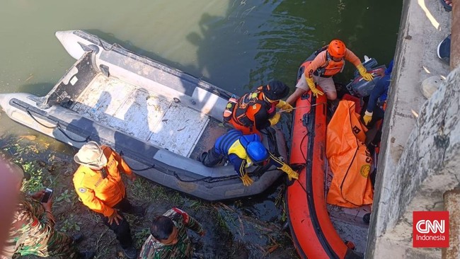 Balita berumur 3,5 tahun hanyut di selokan saat mandi hujan, Selasa (24/12) lampau ditemukan meninggal di bawah jembatan.