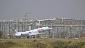 Israel Bombardir Bandara Yaman saat Maskapai Yemenia Airways Mendarat