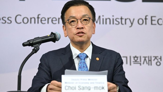Usai Plt Presiden, Menteri Keuangan Sekaligus Wakil PM Korsel Mundur Menteri Keuangan Korea Selatan Choi Sang-mok mengundurkan diri, Kamis (1/5) malam, beberapa saat sebelum Majelis Nasional melakukan pemakzulan.