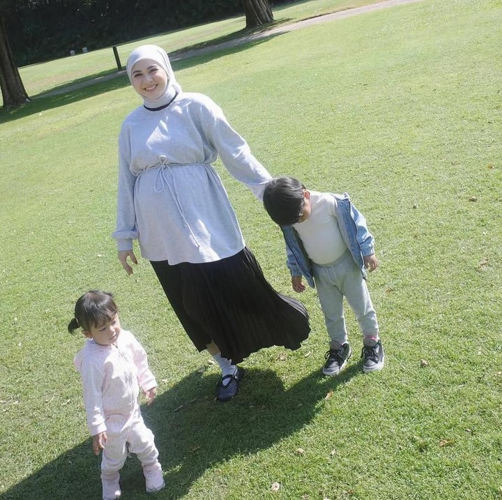 <p>Di sela liburannya, Kesha membagikan potret<em> baby bump</em>. Ia terlihat mengajak dua anaknya jalan-jalan di sebuah taman dengan rumput dan pepohonan hijau. Di foto itu, Kesha terlihat begitu cantik dengan perut yang sudah membesar. (Foto @kesharatuliu05).</p>
