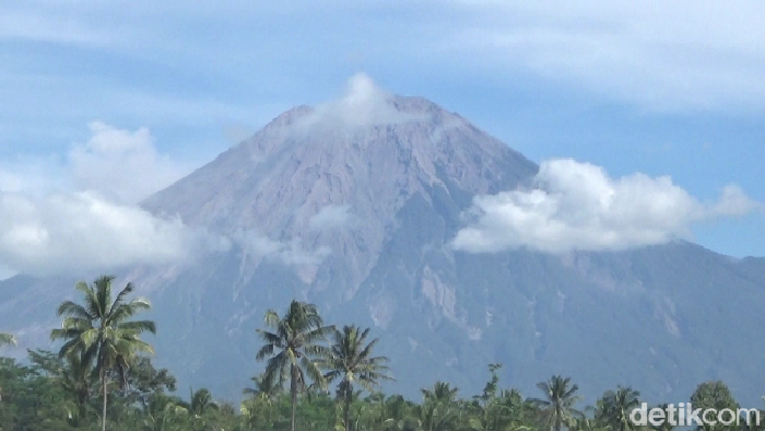 Gunung Semeru erupsi