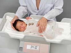 Video: Ingat Ya, Jangan Timbang BB Anak Pakai Baju Tebal!
