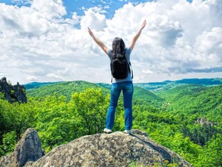 Gaya Outdoor Lagi Naik Daun, Sneakers Hiking Ini Bisa Jadi Andalan Harian